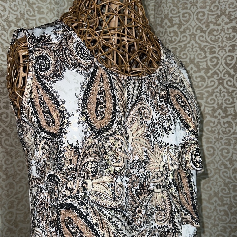 NWT! Dressbarn Sleeveless Blouse, white, black, tan & gold. Ruffled front, PL.